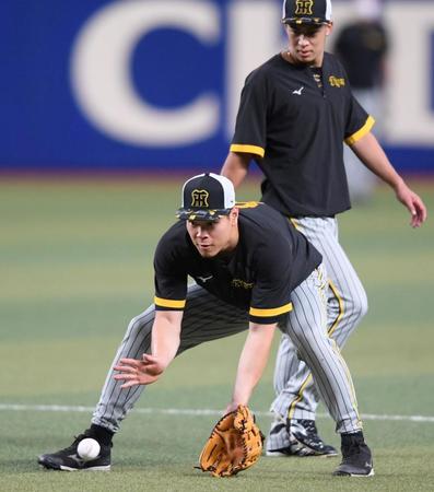 　二塁でノックを受ける佐藤輝（撮影・田中太一）