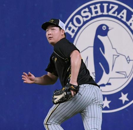 　右翼でノックを受ける大山（撮影・田中太一）