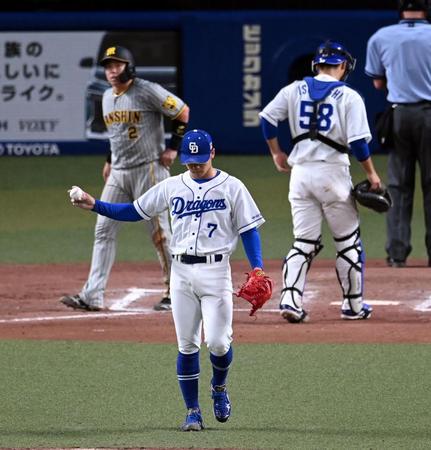 　８回、根尾は梅野に押し出し四球を与える（撮影・山口登）