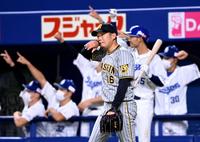 　３回、平田に適時打を許し悔しがる西勇（撮影・田中太一）