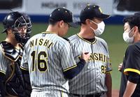 　４回、指先を気にする西勇（１６）。この後降板となった