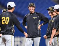 　森木（左）らと談笑する藤浪