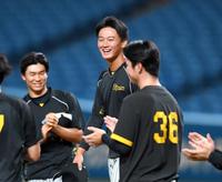 　さあ、１軍のマウンドへ！チームに合流した森木は、投手陣の前で笑顔