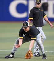 　二塁でノックを受ける佐藤輝（撮影・田中太一）