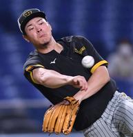 　ノックを受け送球する佐藤輝（撮影・田中太一）