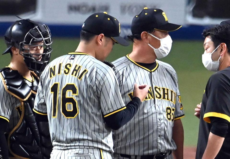 　４回、指先を気にする西勇（１６）。この後降板となった