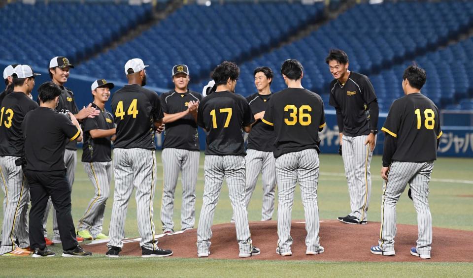 　マウンドの感触を確かめた森木（右から２人目）は、藤浪（左から４人目）ら投手陣の前で抱負を語った（撮影・田中太一）