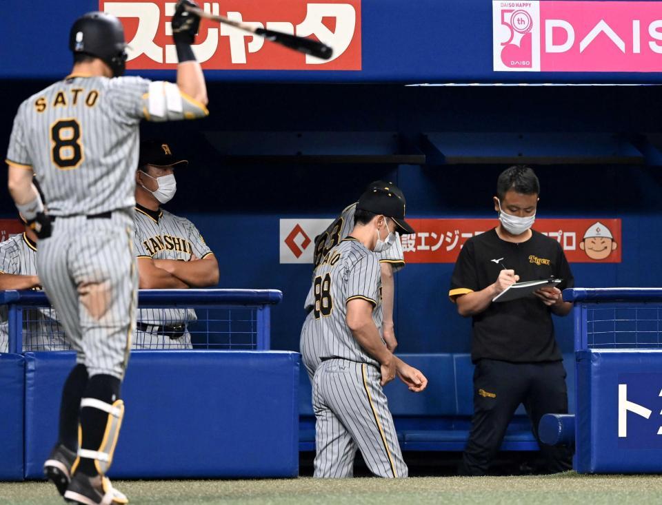 　中日に敗れ、足早にベンチを後にする矢野監督（中央）＝撮影・飯室逸平