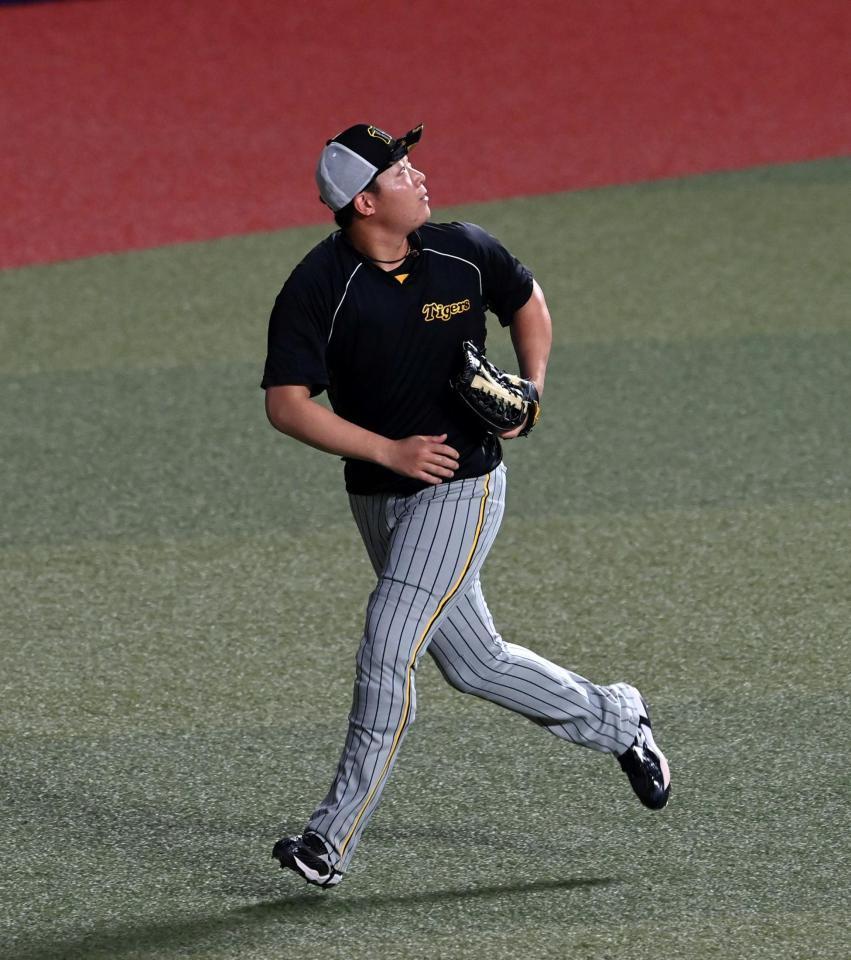 　ライトでノックを受ける大山（撮影・山口登）