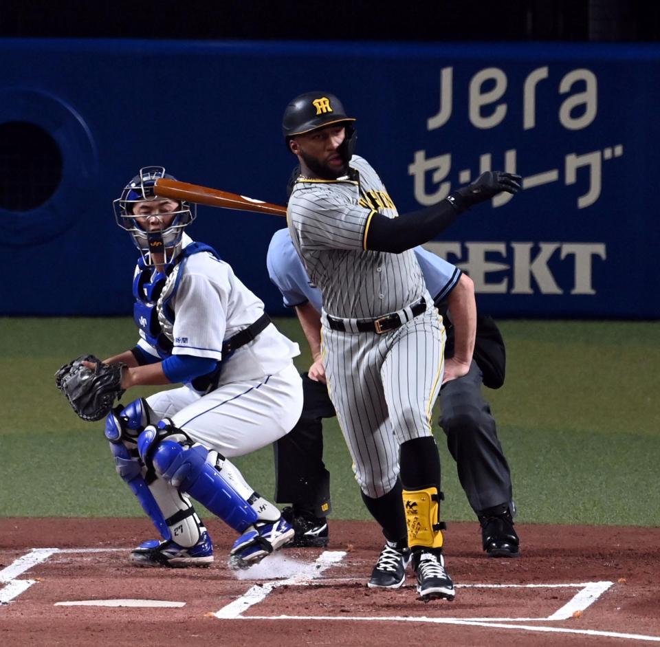 　１回、ロハス左前に先制適時打を放つ（撮影・山口登）