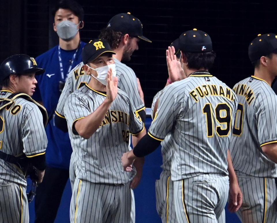 　中日に勝利し矢野監督は藤浪を祝福する（撮影・山口登）