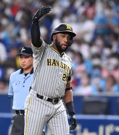 　１回、先制打を放ち塁上でポーズを決めるロハス（撮影・飯室逸平）