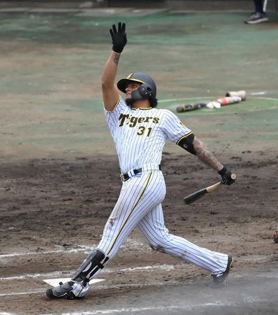 　８回、マルテが左越えにソロを放つ（撮影・堀内翔）