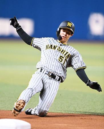 　１回、近本の安打で三塁へ進む中野（撮影・飯室逸平）