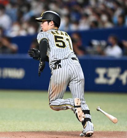 　７回、左前打を放つ中野（撮影・飯室逸平）