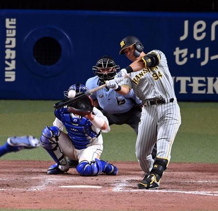 　９回、代打・原口は中犠飛を放つ（撮影・山口登）