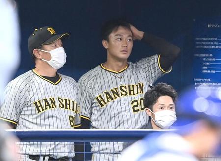 　ベンチで福原投手コーチ（左）と話す森木（撮影・飯室逸平）