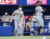 　選手交代のためベンチを出る矢野監督（撮影・飯室逸平）