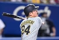 　９回、犠飛を放つ原口（撮影・飯室逸平）