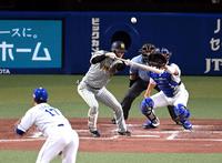 　３回、島田は送りバントを失敗する（撮影・山口登）