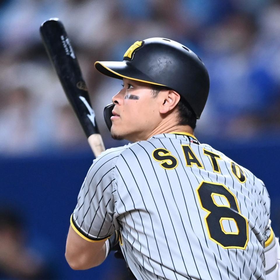 　５回、二塁打を放つ佐藤輝（撮影・飯室逸平）