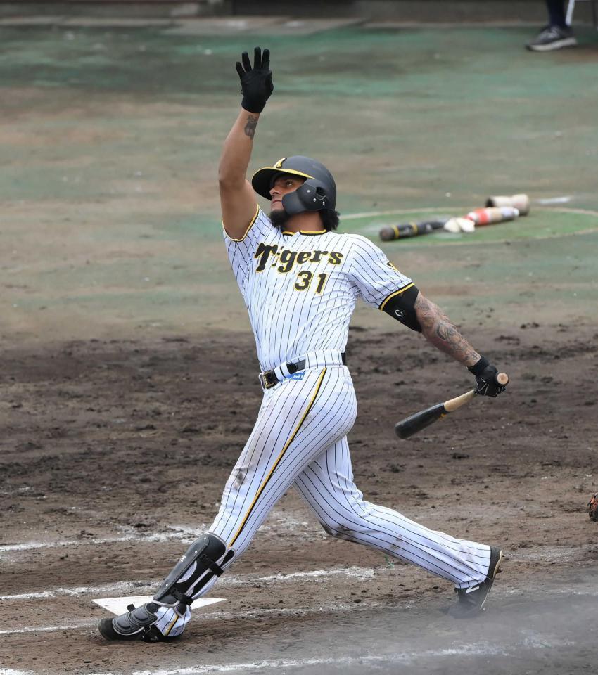 　８回、マルテが左越えにソロを放つ（撮影・堀内翔）