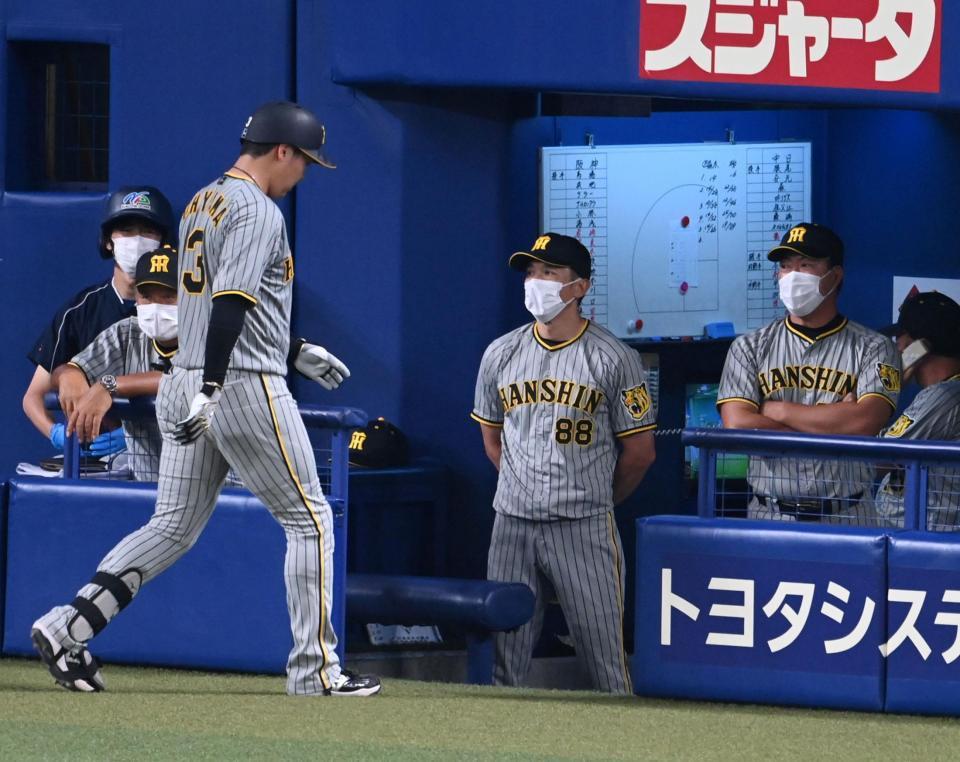 　６回、大山は併殺に倒れベンチに戻る（撮影・山口登）