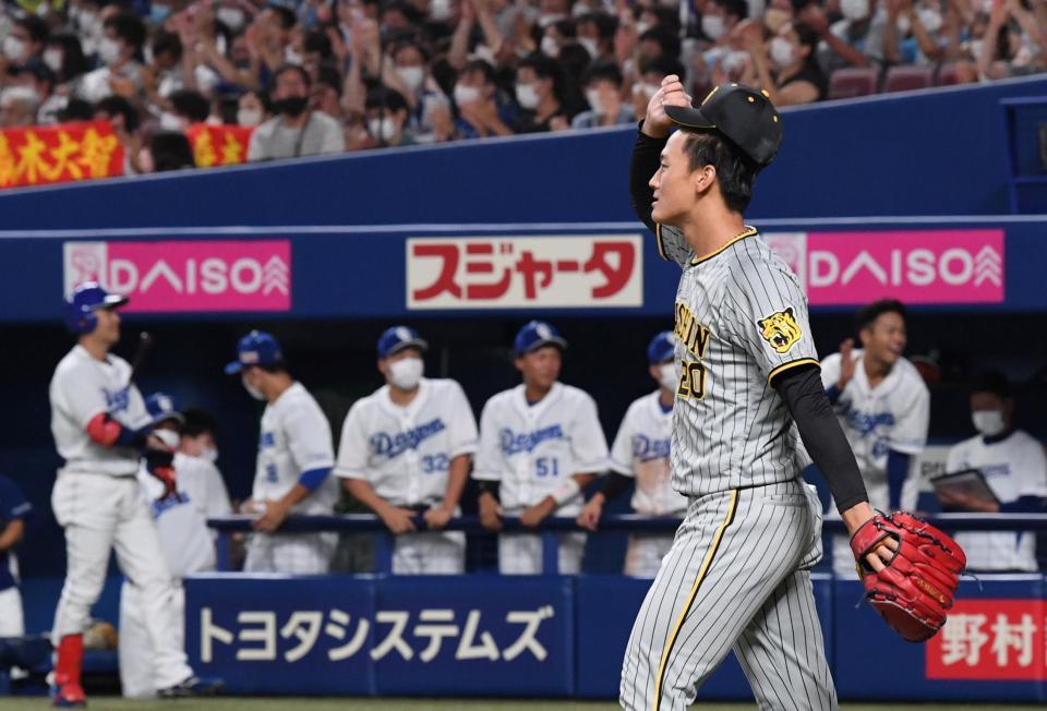 　６回、阿部に２点適時打を許した森木。後方は沸き上がる中日ナイン（撮影・田中太一）