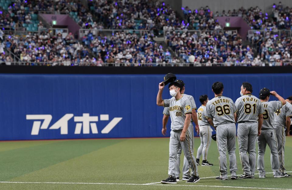 　今季最後となったバンテリンドームでスタンドにあいさつする矢野監督（撮影・田中太一）