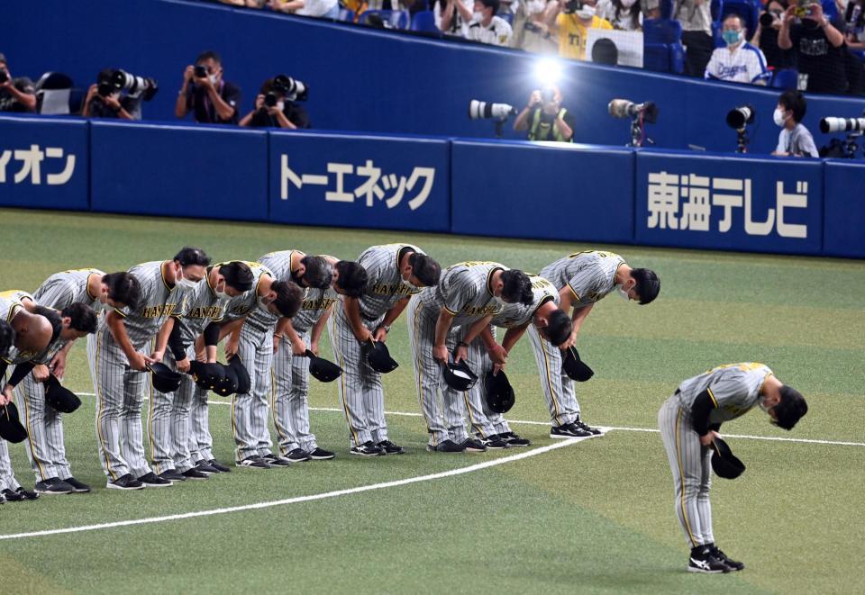 　今シーズンの名古屋での試合を終え、矢野監督（右から２人目）ら阪神ナインは整列しファンにあいさつする（撮影・山口登）