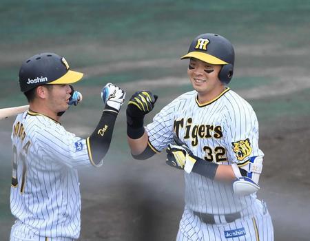 　５回、ソロを放ち小野寺（左）とタッチを交わし生還した井上（撮影・堀内翔）