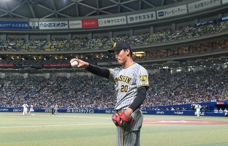 　六回援護を待ちキャッチボールをする森木