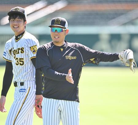 　明るい表情で練習する西勇（右）と才木（撮影・吉澤敬太）