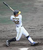 　５回、左越えにソロを放つ井上