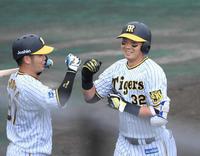 　５回、ソロを放ち小野寺（左）とタッチを交わし生還した井上（撮影・堀内翔）