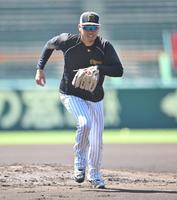 　ダッシュしてボールを追う西勇（撮影・吉澤敬太）