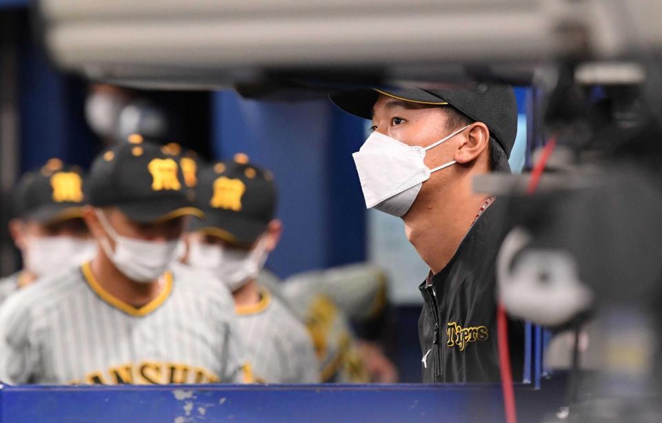 　降板後、ベンチからグラウンドを見つめる森木（撮影・田中太一）