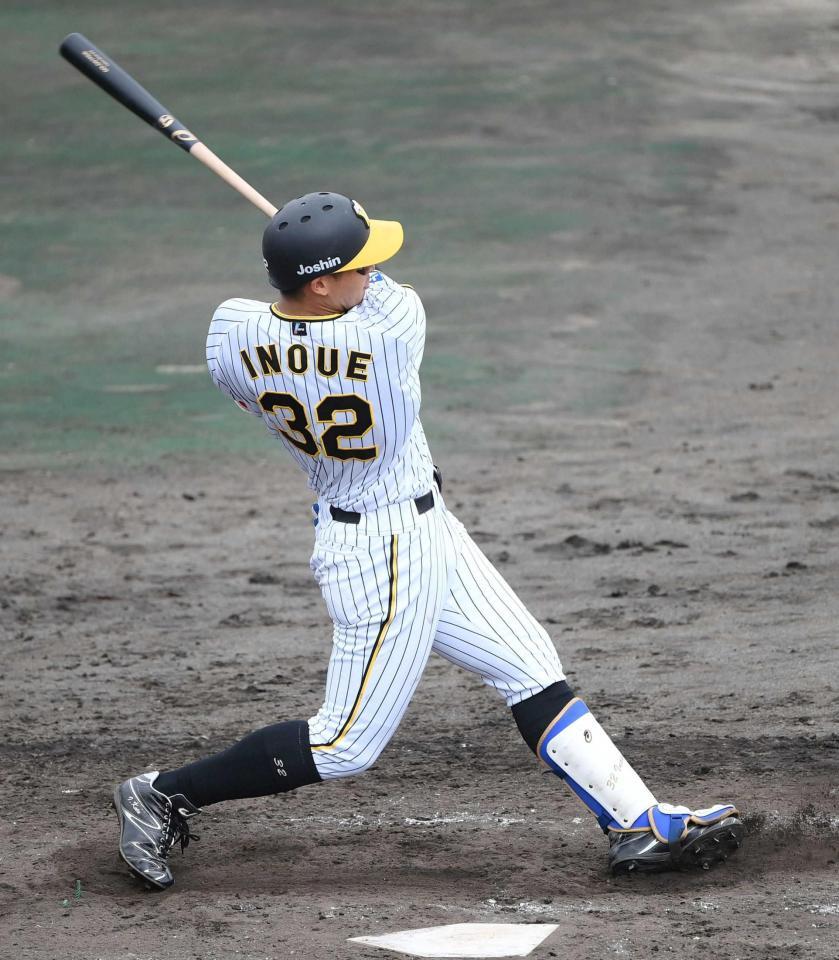 　５回、左越えにソロを放つ井上