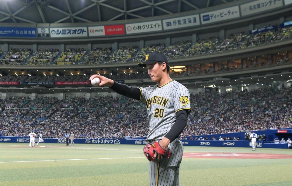 　六回援護を待ちキャッチボールをする森木