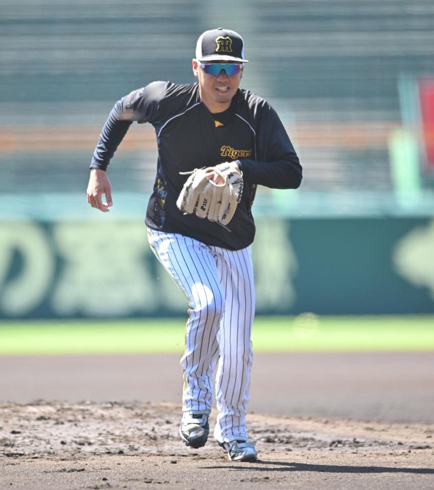 　ダッシュしてボールを追う西勇（撮影・吉澤敬太）