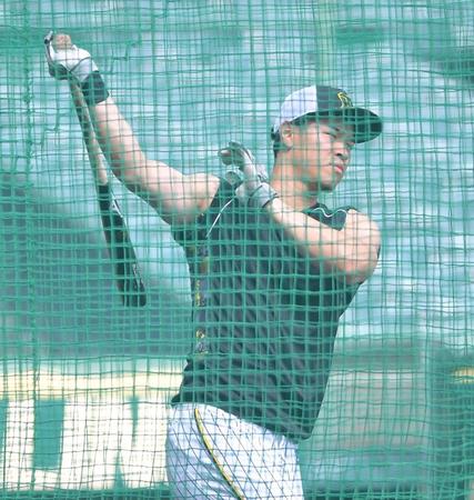 早出で打撃練習する佐藤輝（撮影・吉澤敬太）