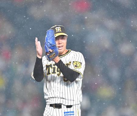 雨の中７回を無失点に抑え、グラブをたたく青柳（撮影・吉澤敬太）