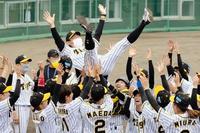 初優勝を決め、胴上げされる野原監督（タイガースＷｏｍｅｎ提供）