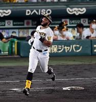 ４回、ロハスは左飛に倒れる（撮影・山口登）