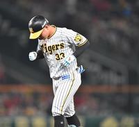 ５回、左飛に倒れうつむく糸原（撮影・吉澤敬太）