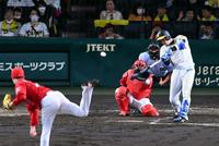 ５回、青柳は右前打を放つ（撮影・山口登）