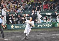 ８回、大山の先制ソロに青柳ら阪神ナインは手を挙げ喜ぶ（撮影・山口登）