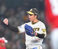 ５回、大盛を右飛に仕留め、ガッツポーズを見せる青柳（撮影・吉澤敬太）