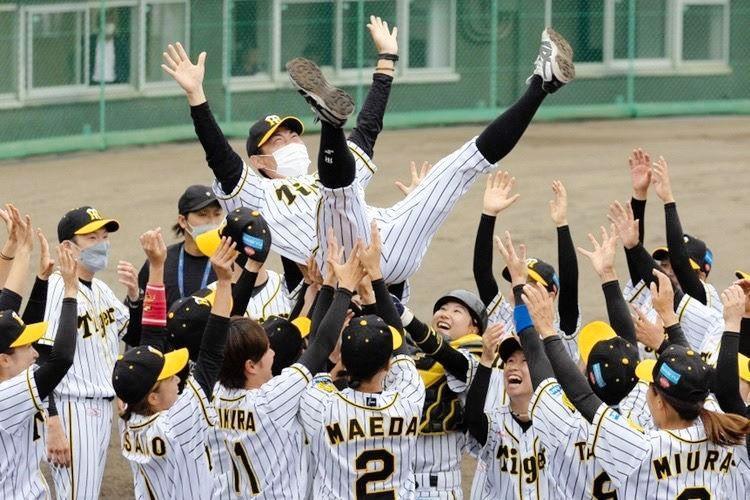 初優勝を決め、胴上げされる野原監督（タイガースＷｏｍｅｎ提供）