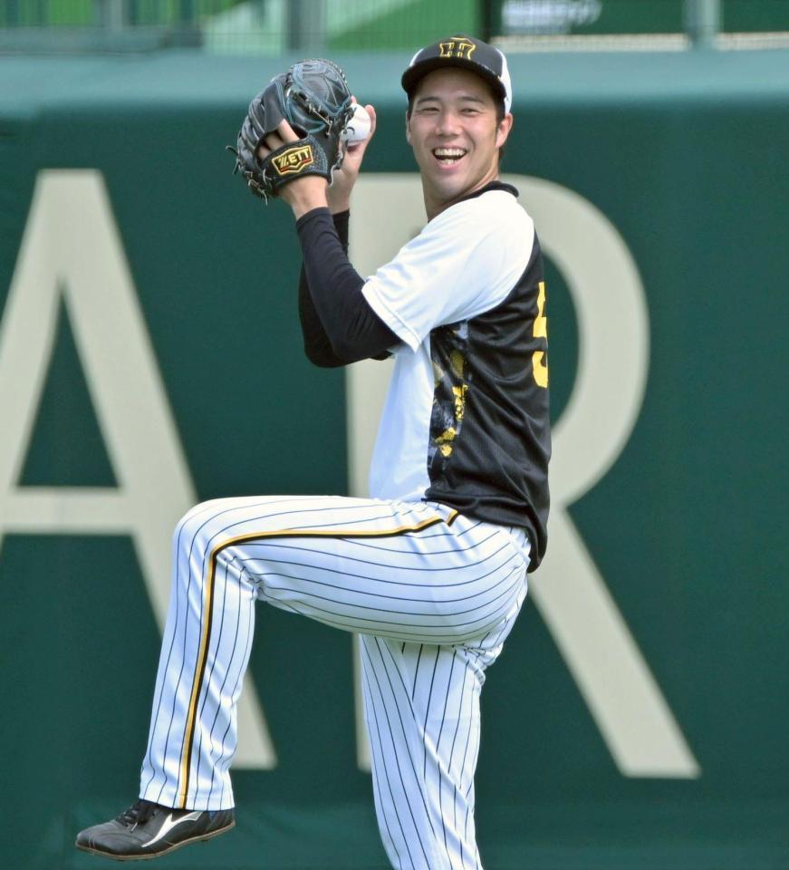 笑顔でキャッチボールする青柳（撮影・吉澤敬太）